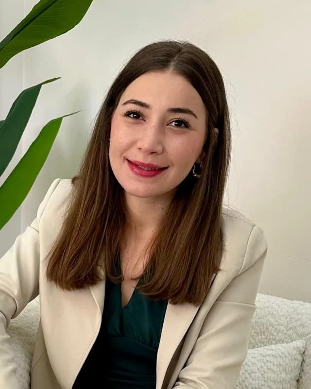 İdil Özgüçlü — Psikolog